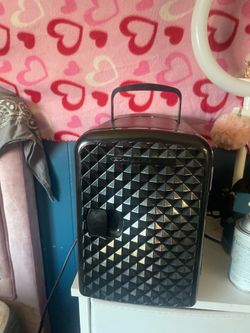 Mini makeup refrigerator