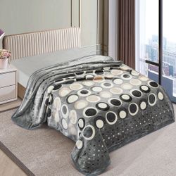 Blankets. Queen Size. $25.    84  Ave Indian School 