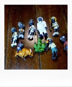 Plants vs Zombies little toy figures