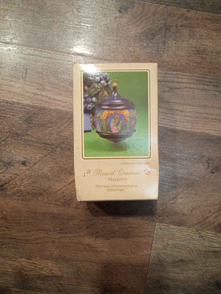 HALLMARK KEEPSAKE ORNAMENT 1983