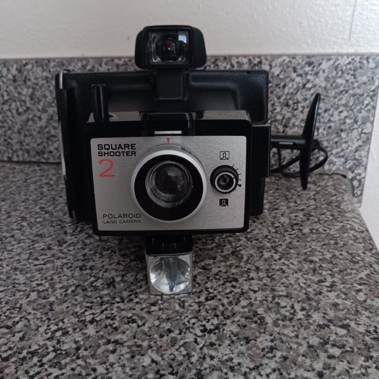 VINTAGE POLAROID CAMERA