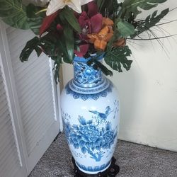 NICE BLUE AND WHITE CERAMIC VASE WITH STAND 