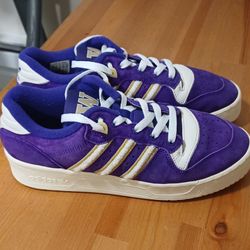 Excellent Condition Adidas Washington Huskies  Men's Size 7.5