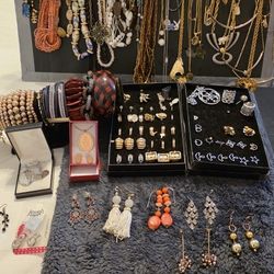 BULK. OF JEWELRY .MORE OF 100 PICS.