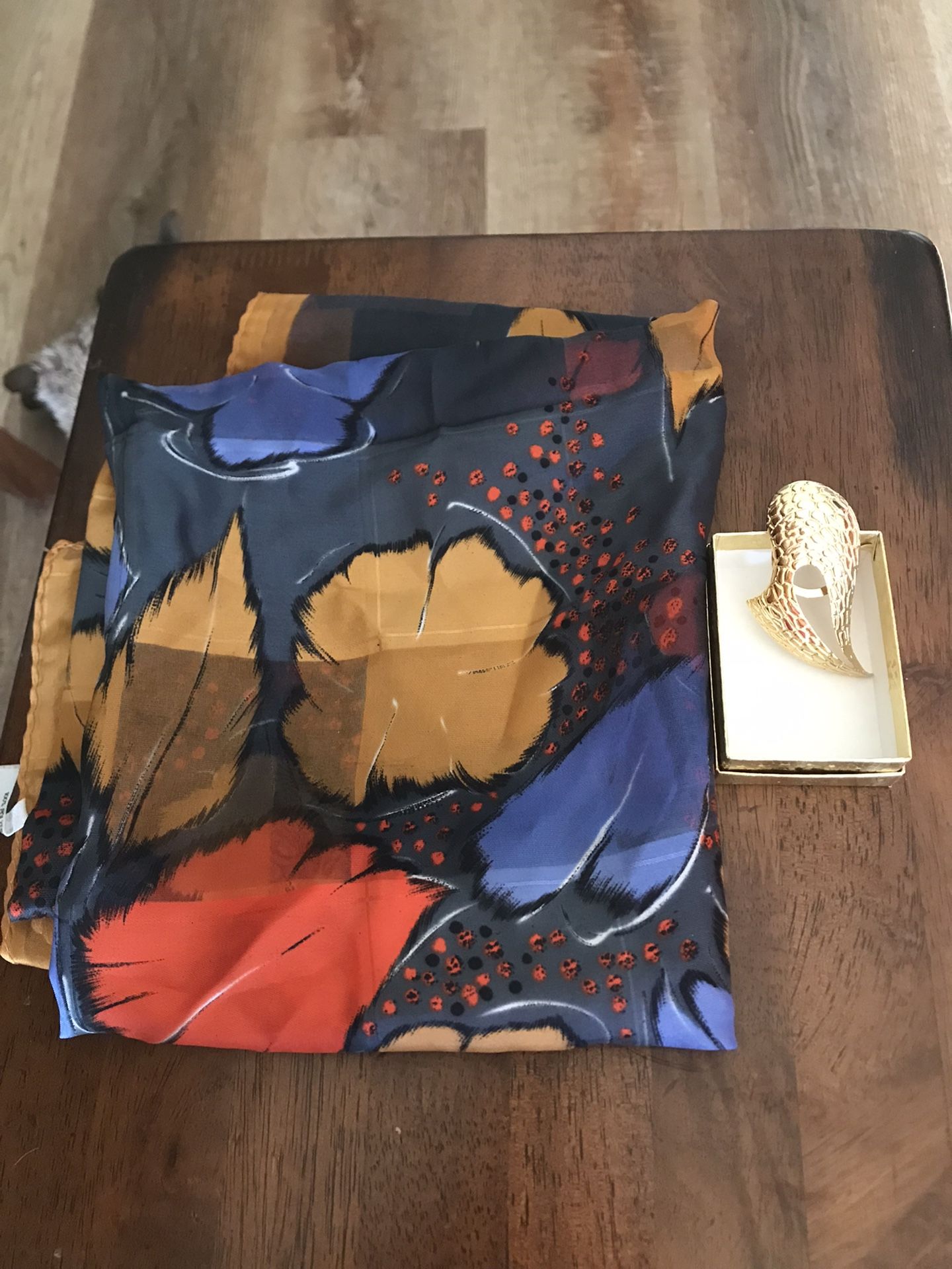 New Beautiful large scarf with vintage scarf brooch, never Used $10