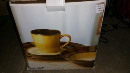 Set of 4 NEW dinner ware set.