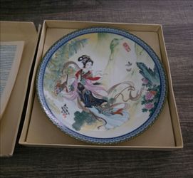 Chinese Porcelain Decorative Collector Plate