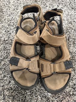CHEROKEE SANDALS SIZE (10) LIKE NEW