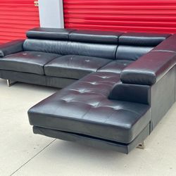 LIKE NEW BLACK SECTIONAL COUCH WITH ADJUSTABLE HEADREST - DELIVERY AVAILABLE 🚚