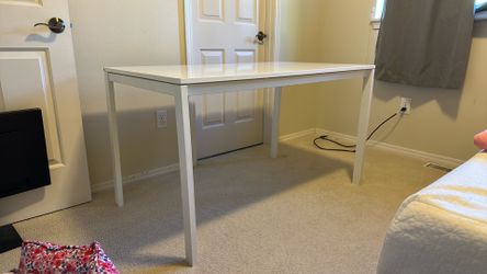 White desk / table