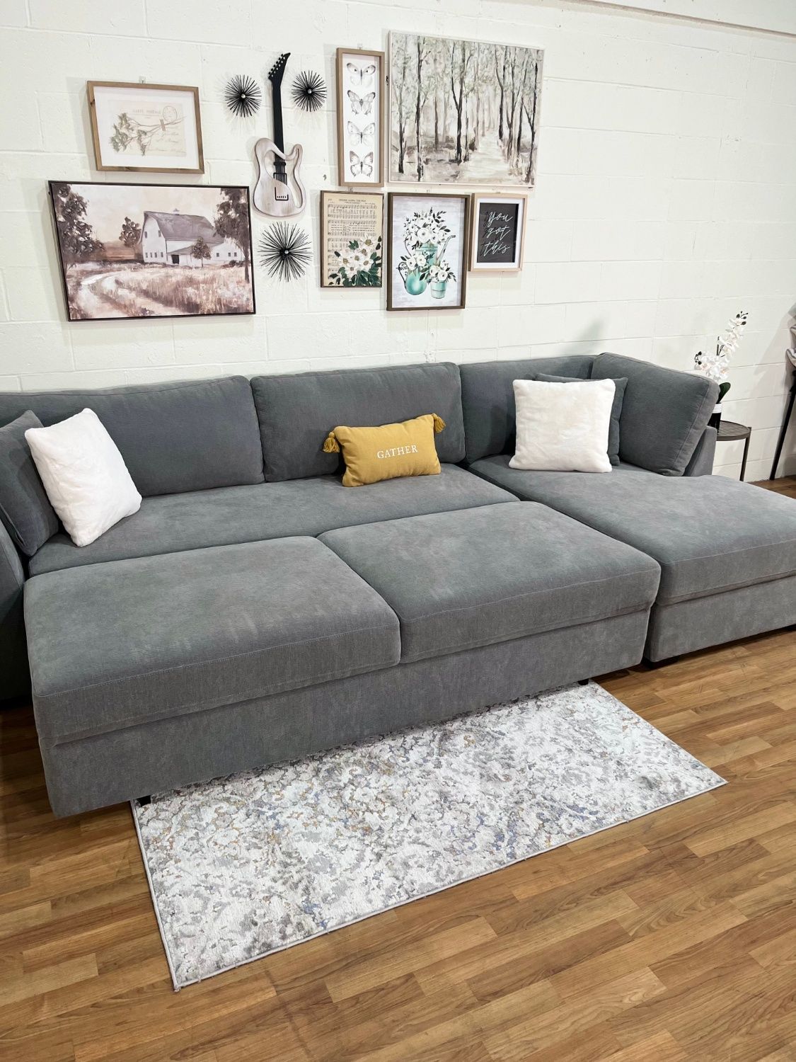 Camlin Convertible Sleeper Sectional w/Chaise (Like-New) | Free Delivery! 🚛