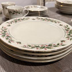 Holly Yuletide 4 Piece Holiday Dishware