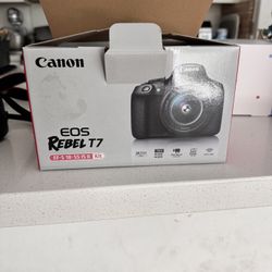 Canon Rebel T7 camera And accesories 