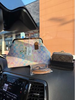 Kisslock purse and wallet