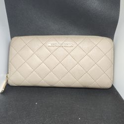 Michael Kors
Jet Set Travel Quilted Leather Continental Wallet