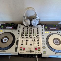 2 Pioneer Cdj 850 With Behringer Vmx 300 Mix