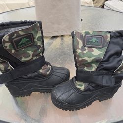Arctic Ridge Snow Boots Size 2, youth