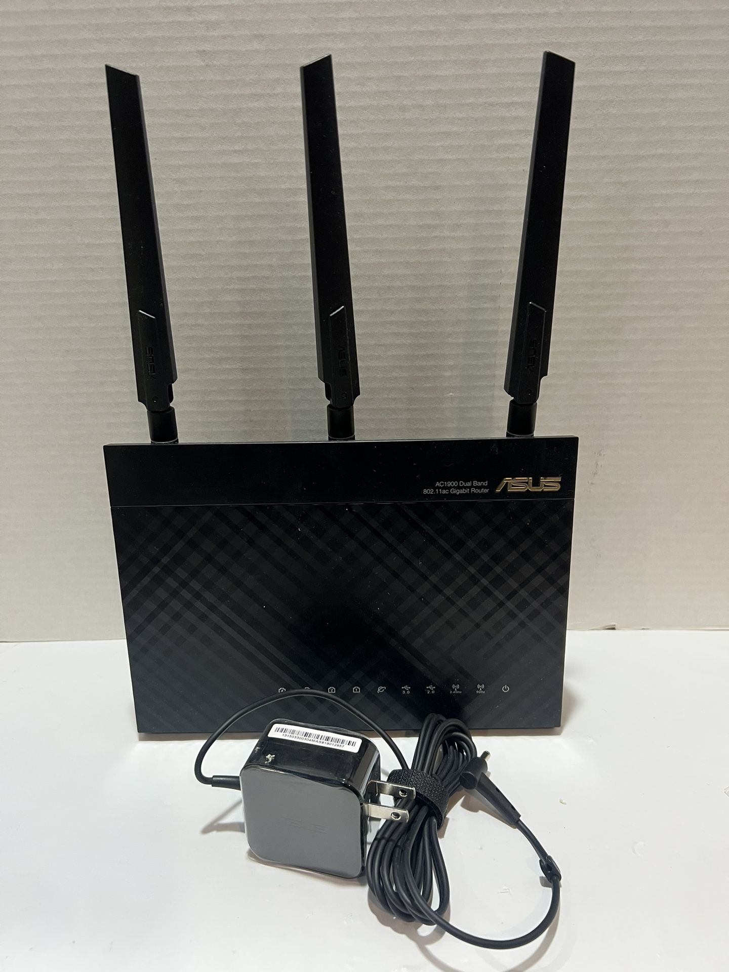 ASUS RT-AC68R AC1900 Wireless Dual Band 802.11AC Gigabit Router W/ OEM Adapter