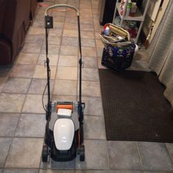 Electric lawnmower