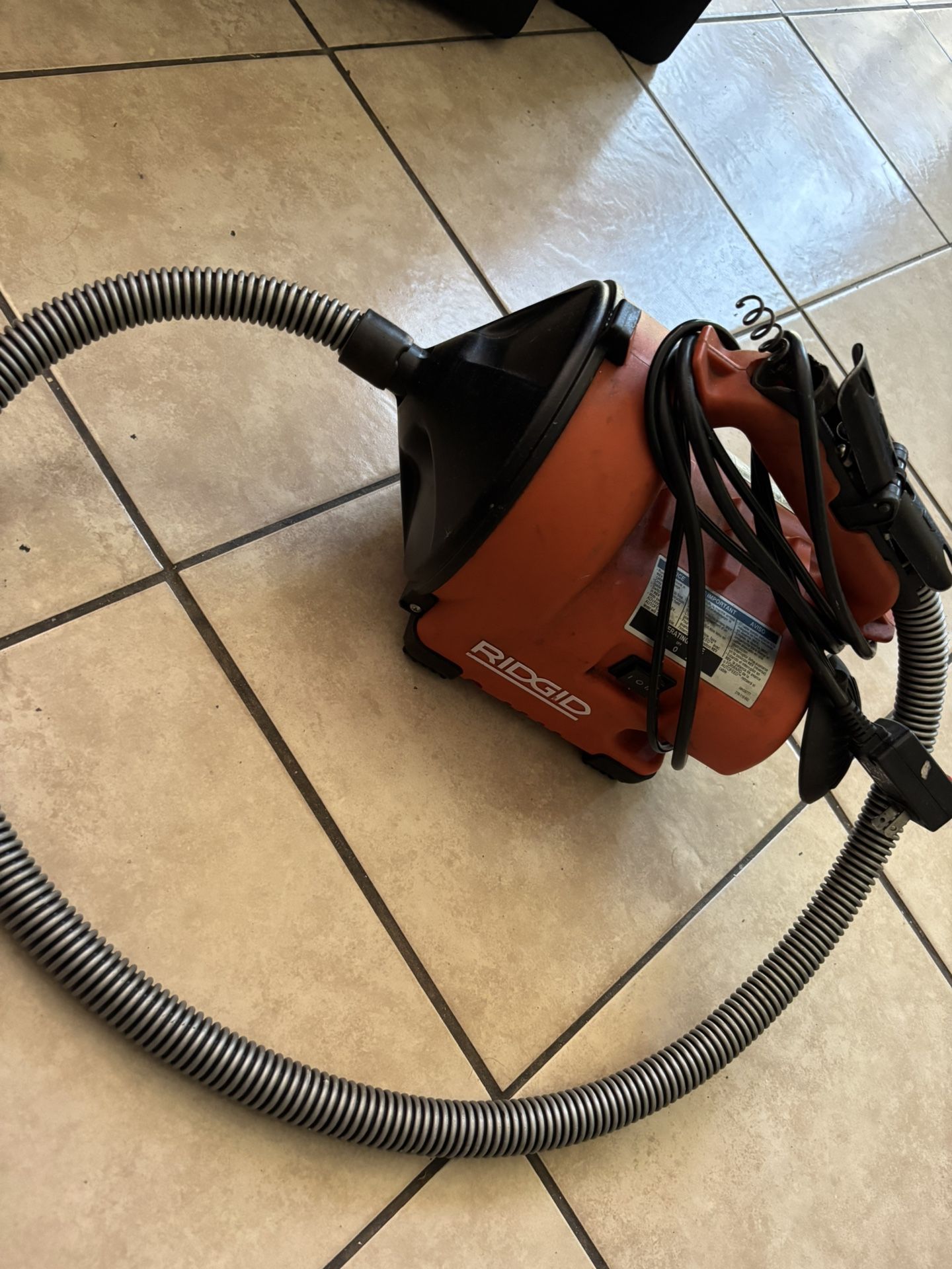 Drain cleaning tool has a CSA approved single phase motor rotating the MAXCORE cable at 450 RPM and foot bulb activation for ON/OFF AUTOFEED control k