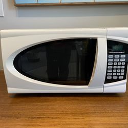 White Microwave  / Excellent Condition 
