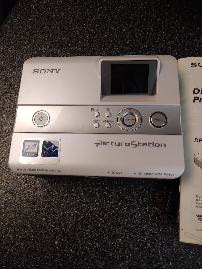 SONY PICTURE. STATION. CARRY CASE USED 2 TIMES