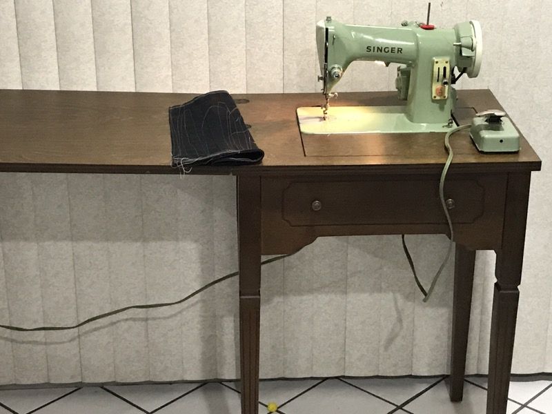 Sewing machine singer model 185k made in Great Britain works great 👍. Máquina de coser singer trabaja excelente buena para coser cuero ,jeans y toda