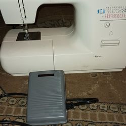 Singer 1120 Sewing Machine With Pedal 