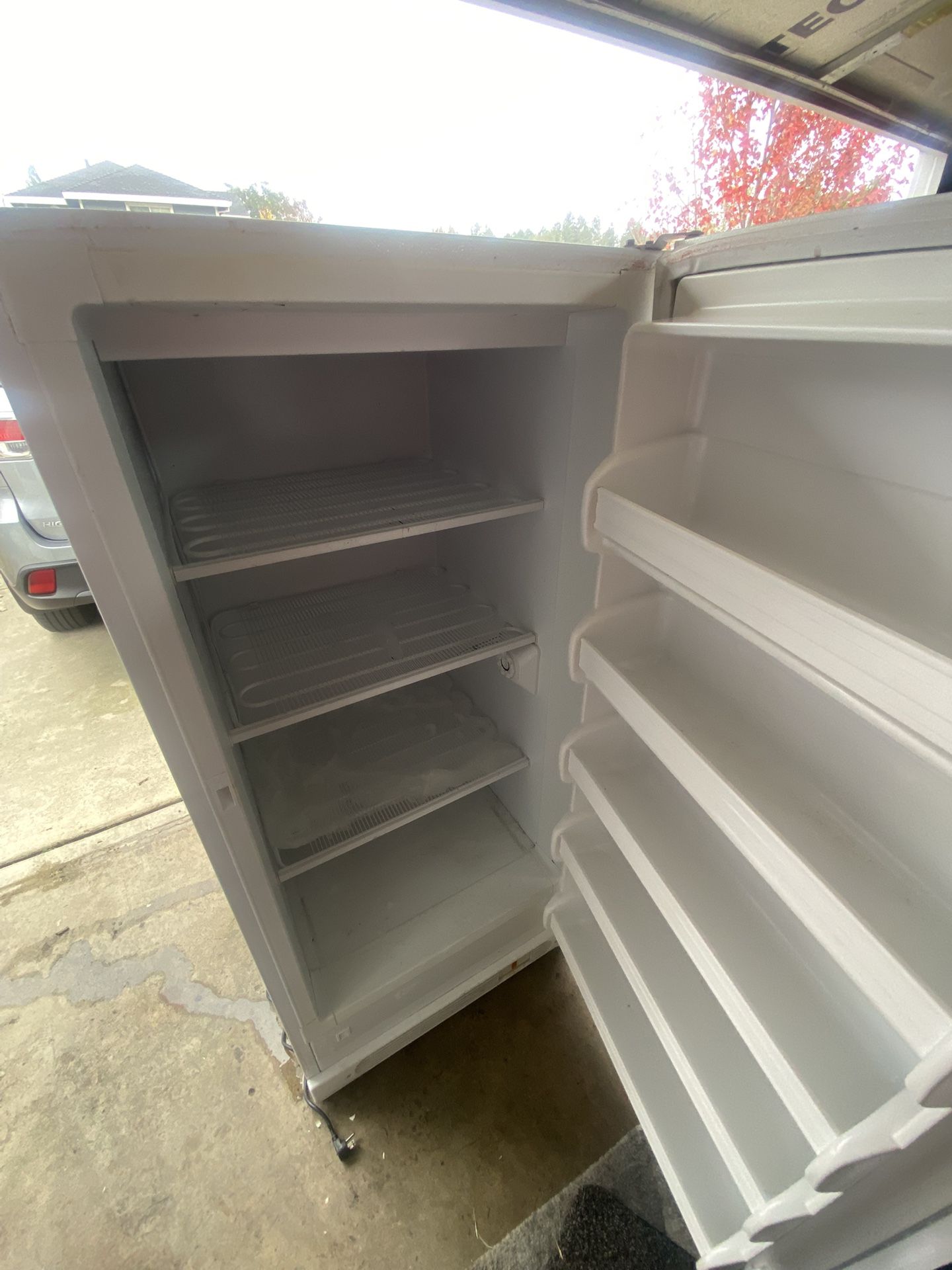 🧊 Frigidaire Upright Freezer – Great Condition, Works Perfectly