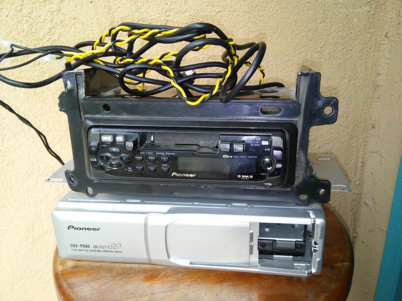 Pioneer KEH-P2030 AM/FM casset with 6 Disk Changer CDX-P680 comes with 2. 6 Disk Cartage