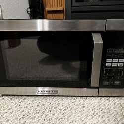 BLACK+DECKER 0.9 cu ft 900W Microwave Oven - Stainless Steel