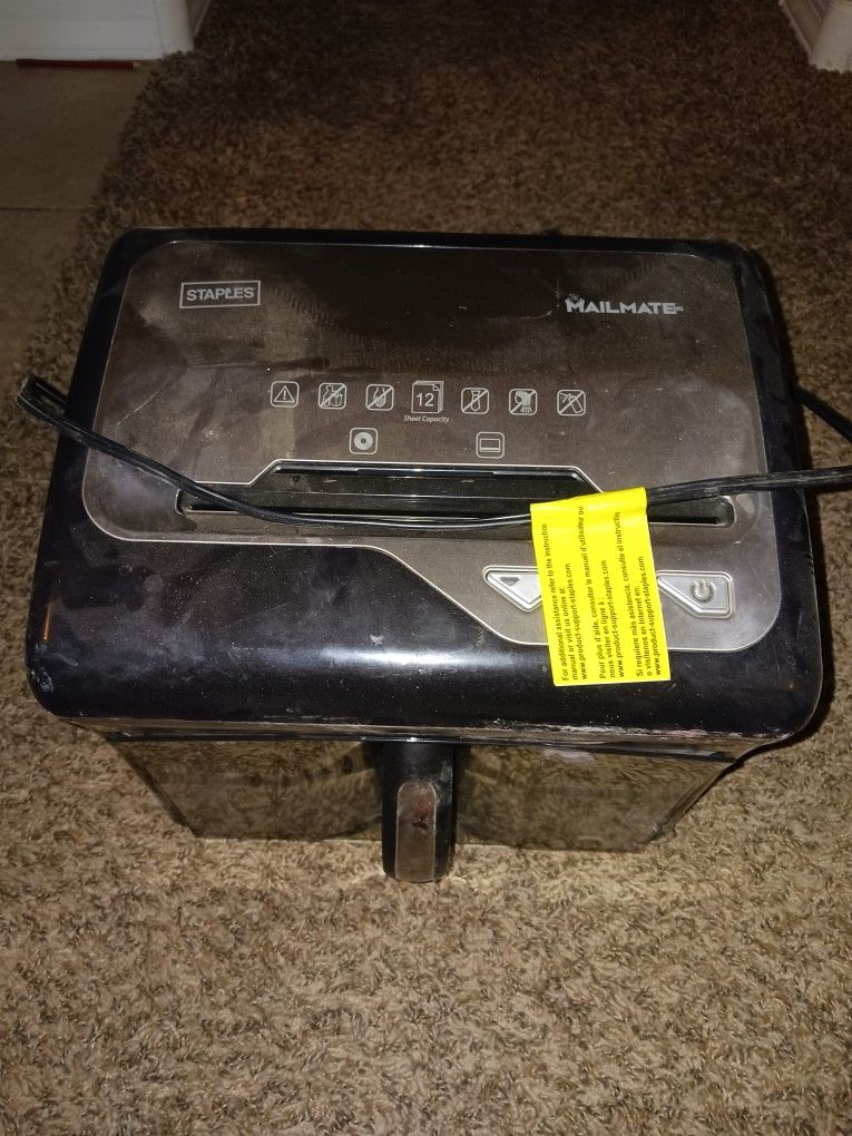 LIKE NEW STAPLES MAILMATE PAPER SHREDDER ASKING $70 MUST PICK UP BROADWAY AND APACHE BUCKEYE AZ CHECK OUT MY PAGE ALL TYPES OF STUFF THANKS