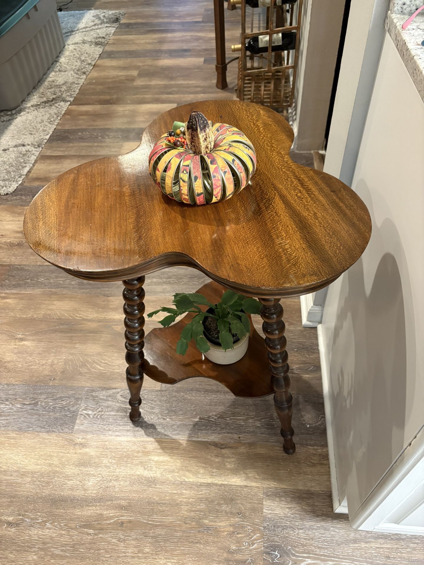 Vintage quartersawn Oak Cloverleaf parlor lamp table Antique two tiered, unique tripod end table excellent condition