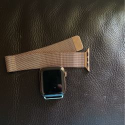 Series 4, 40 mm Rose Gold Apple Watch 