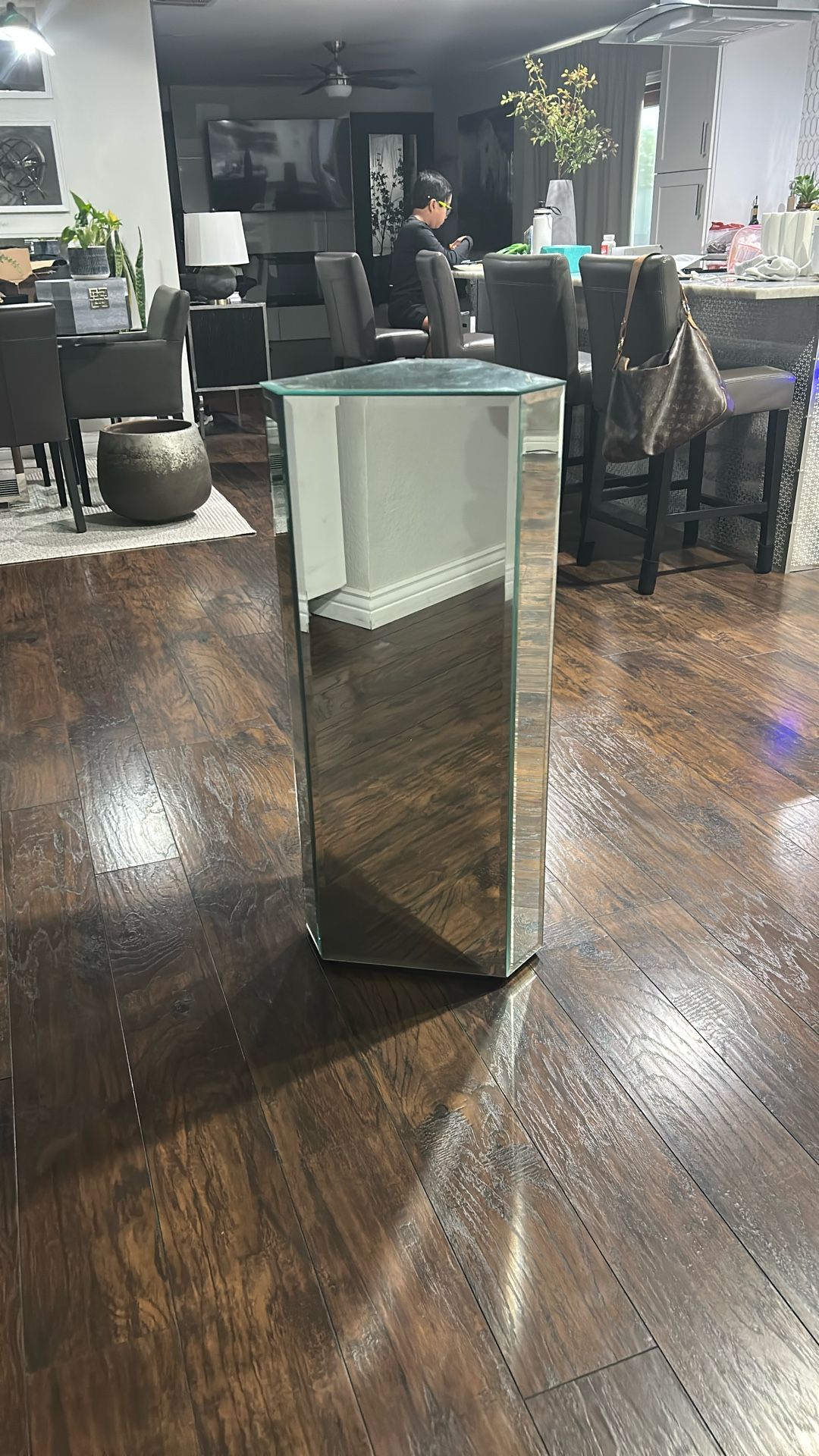Mirror Pedestal