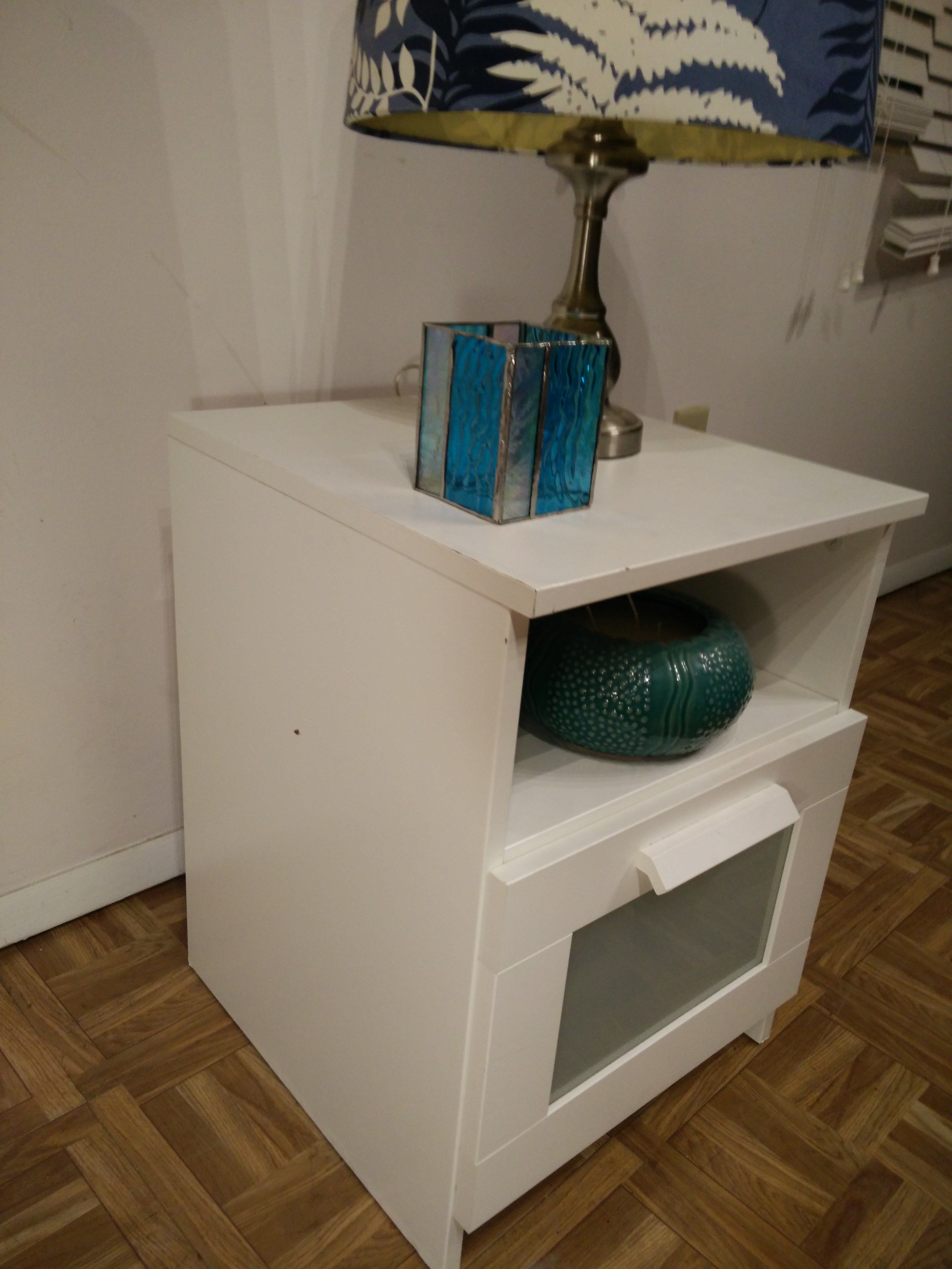 Like new night stand with drawer and shelf in Very good condition