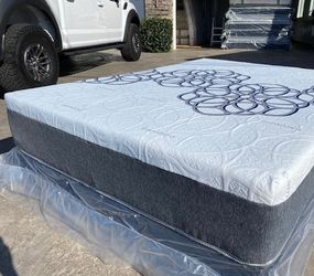 Queen Bamboo Cool Gel Memory Foam Mattress!!