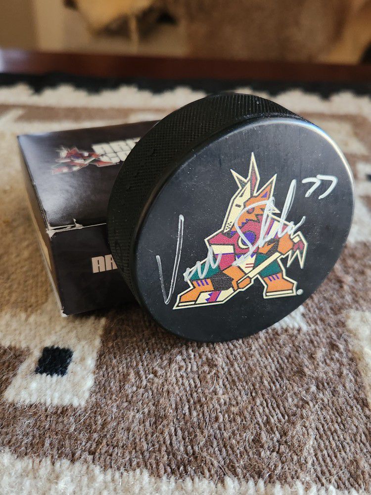 Arizona Coyotes Victor Soderstrom #77 Signed Kachina Puck With COA From Team 