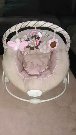 Baby bouncer/ papasan vibrating chair w/ hanging toys**