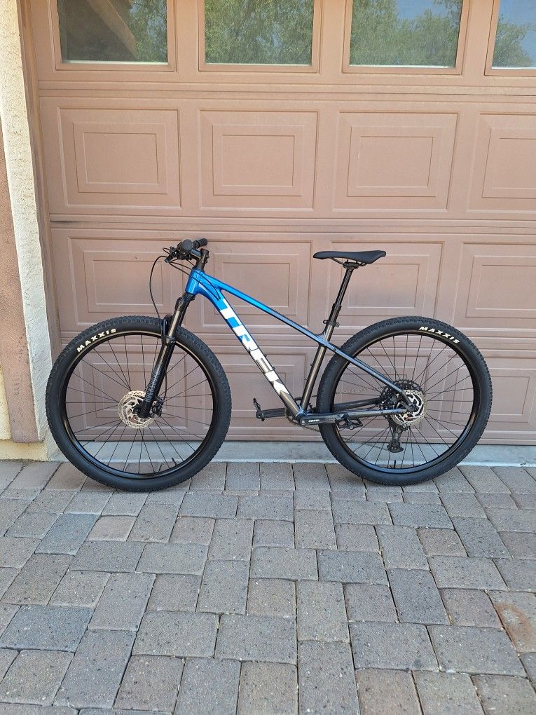 TREK MARLIN 8 MOUNTAIN BIKE 29 ER 1 X 12 SPEED SETUP TUBELESS AIR SHOCK ROCKSHOX DROPPER POST SEAT ( CHECK MY OTHER BIKES)