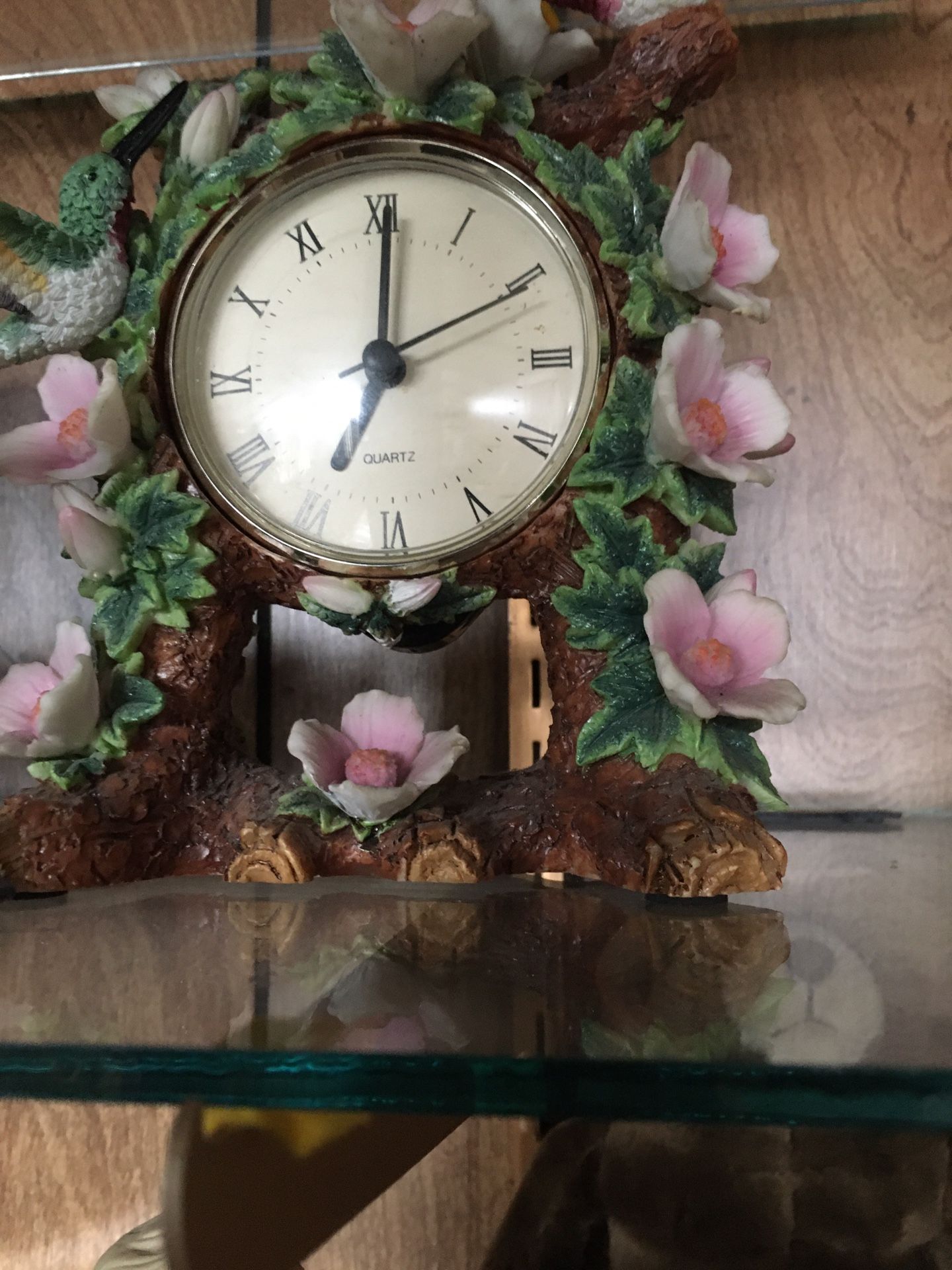 Beautiful little clock with hummingbirds on each side and it
