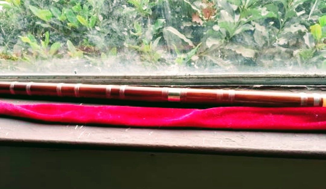 Professional Chinese Bamboo flute red casing and in REALLY good condition.