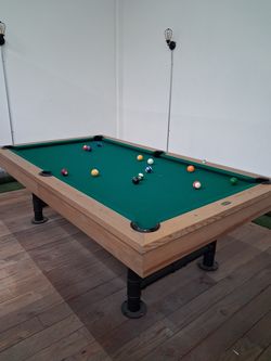 Imperial 8'5" pool table with rack and pool sticks