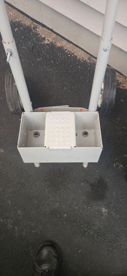 Manual core lawn aerator