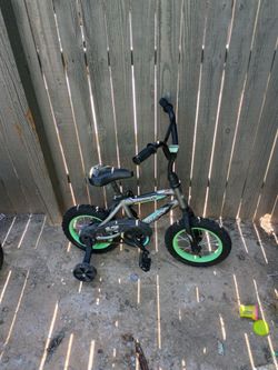 Bicicleta hufyy una llanta ponchada