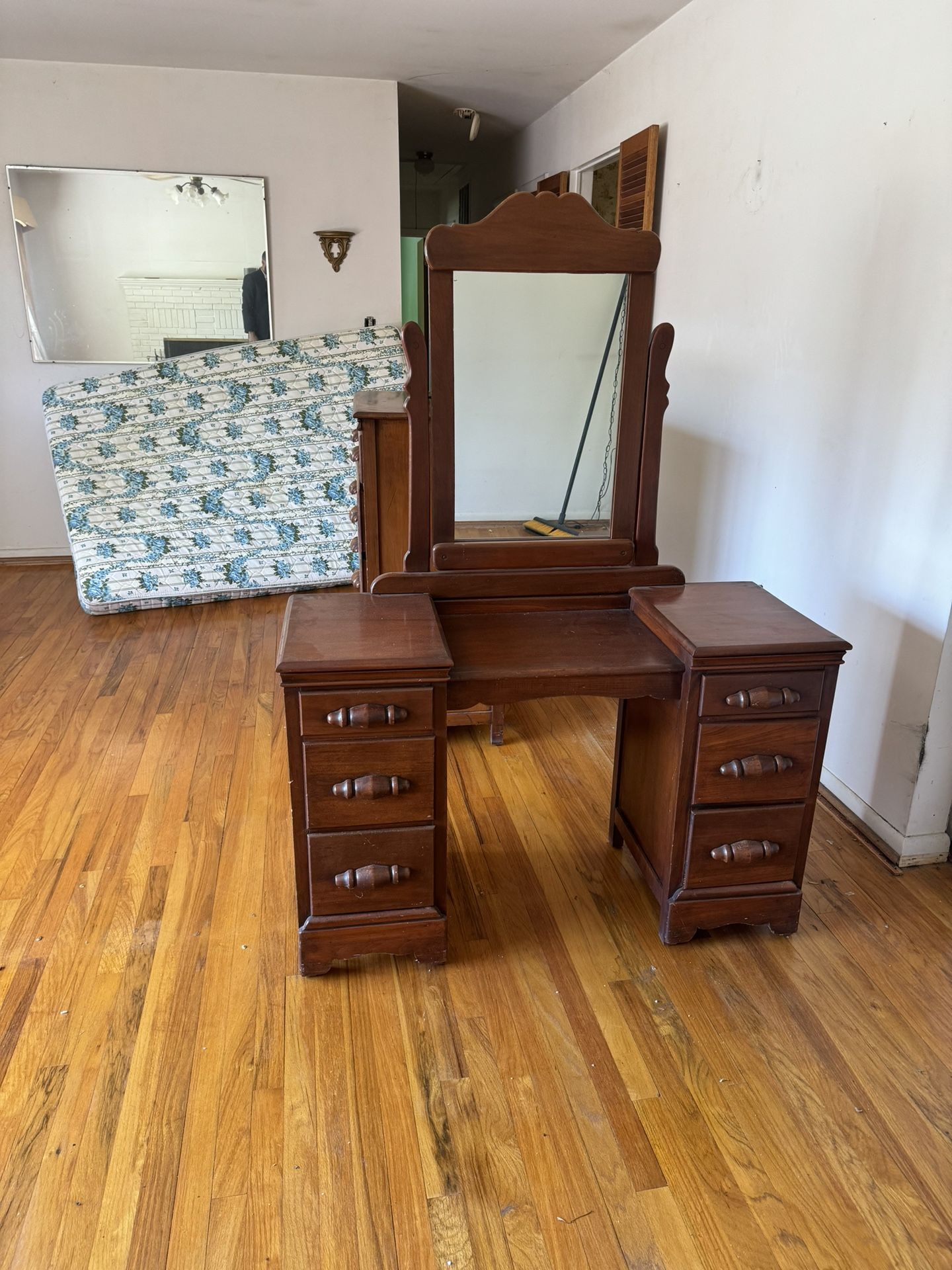 Traditional Mahogany Style Vanity & Mirror