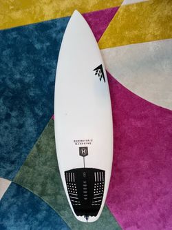 5’9” 31.5L FireWire Dominator 2.0 Futures F6 Alpha 5-Fin & Slater Traction Pad