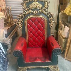  Santa’s / king Throne chair Dime size chip on seat , located in Orting.  Where vintage antiques Christmas