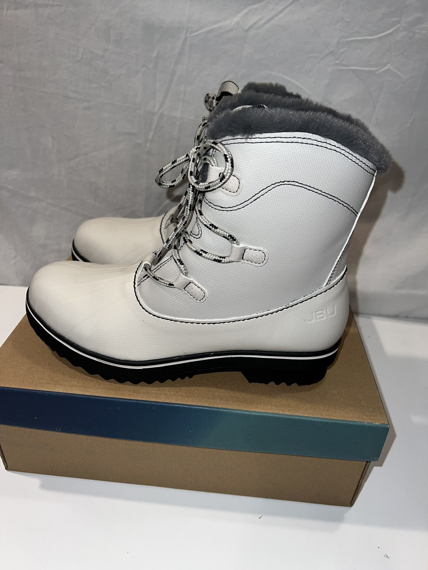 New in box size 9 JBU Brisky white winter lace up fur lined ankle boots