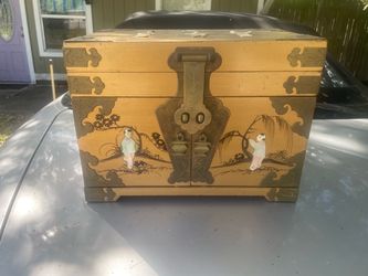 Vintage oriental jewelry box,, great shape,,, felt needs alittle glueing,,,